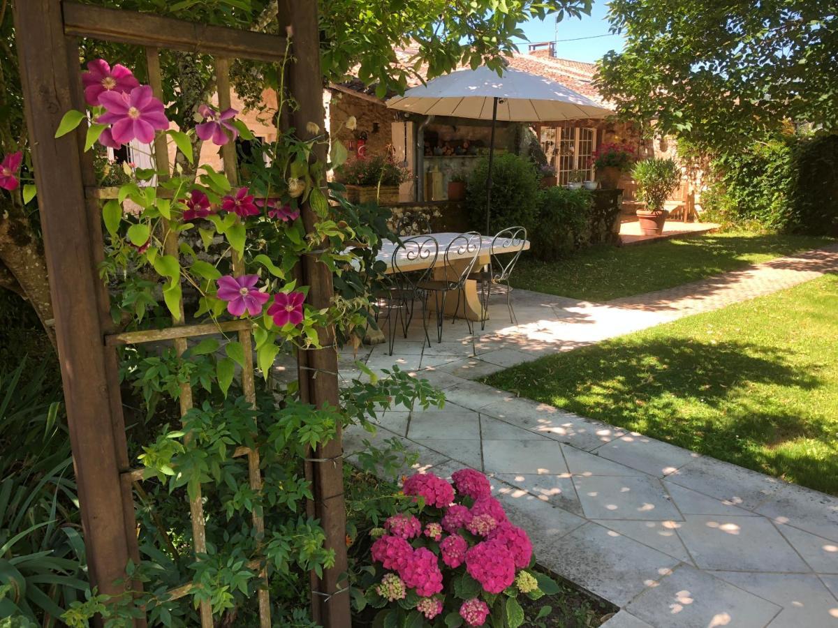 Domaine Des Monges Bed & Breakfast Saint-Seurin-de-Prats Exterior photo