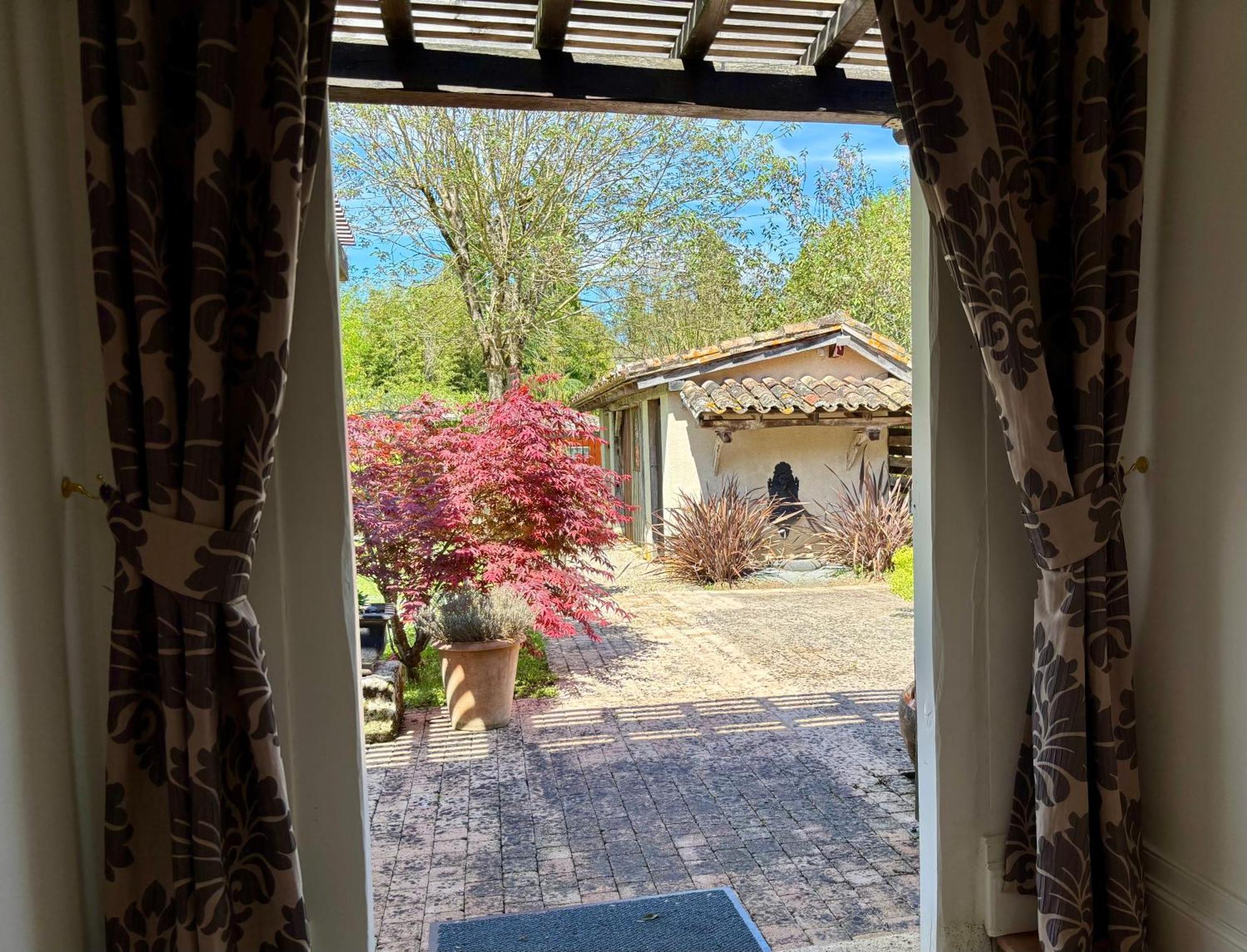 Domaine Des Monges Bed & Breakfast Saint-Seurin-de-Prats Exterior photo